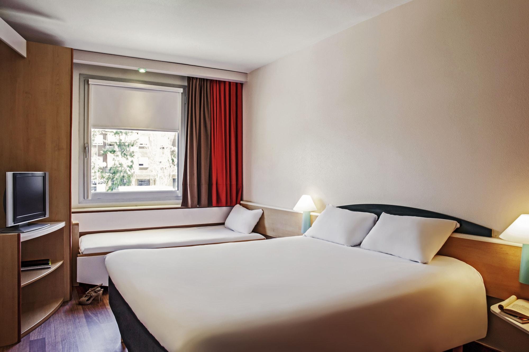 Ibis Barcelona Molins De Rei Hotell Exteriör bild
