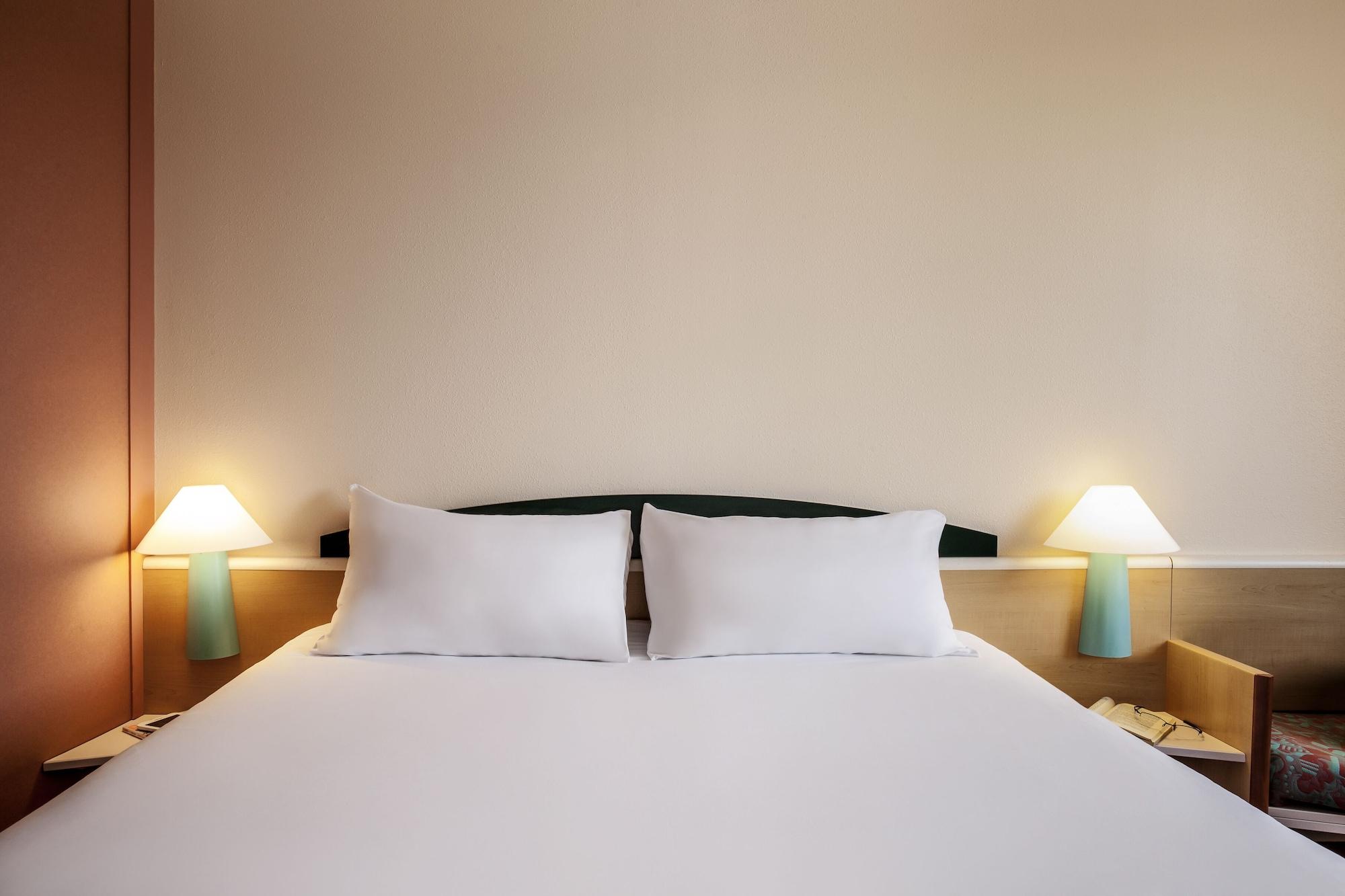 Ibis Barcelona Molins De Rei Hotell Exteriör bild