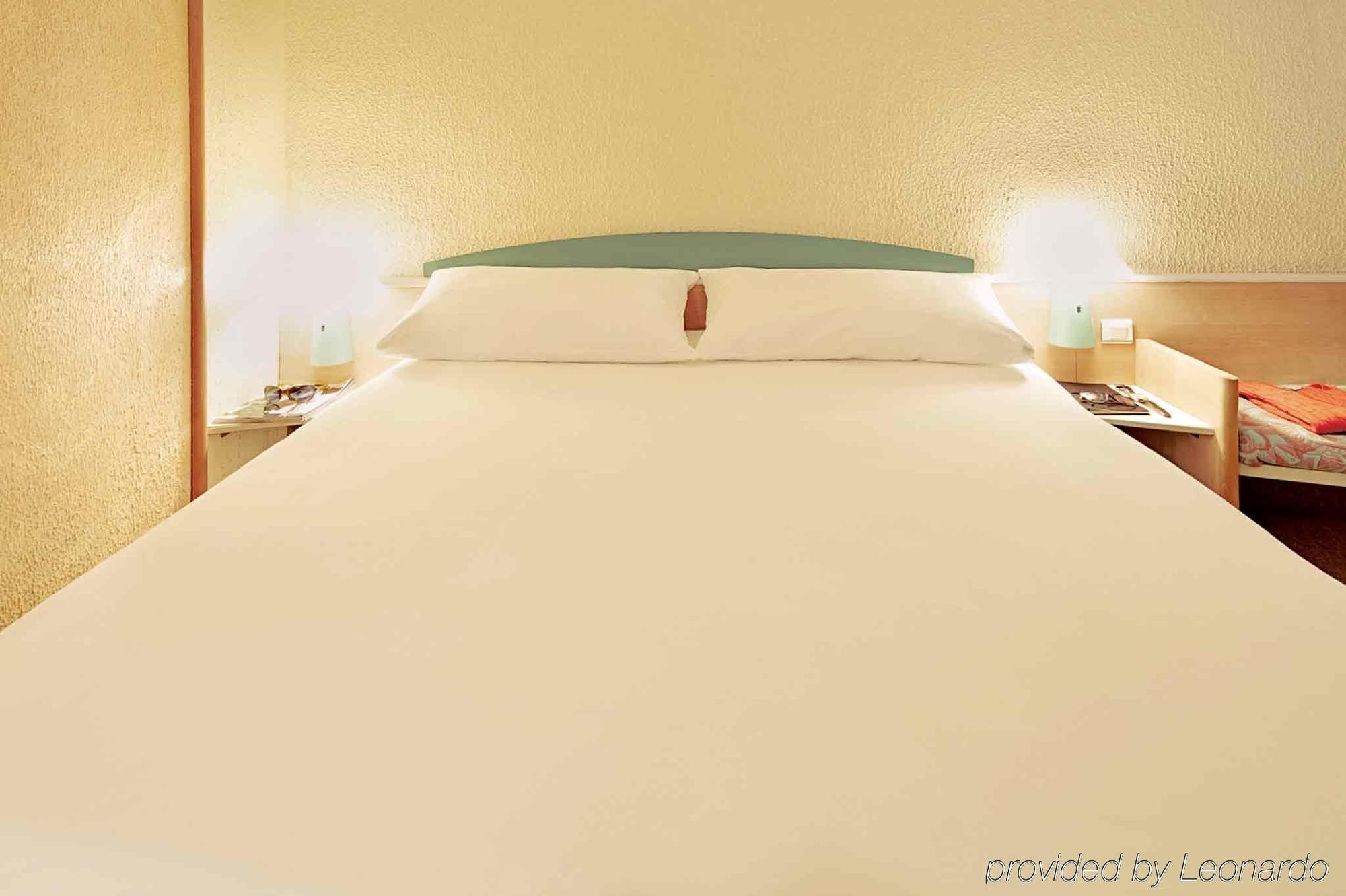 Ibis Barcelona Molins De Rei Hotell Exteriör bild